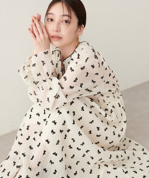 natural couture(ナチュラルクチュール)の「リボンフロッキープチハイワンピース(ワンピース・レディース・アイボリー/ブラック・MEDIUM/LARGE)」の2枚目の写真