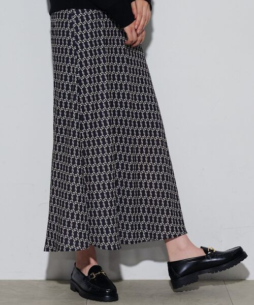 GALLEST（ギャレスト）の「◆ヴィンテージ柄フレアスカート（スカート・レディース・ブラック系4/アイボリー系4・36/38/40）」の2枚目の写真