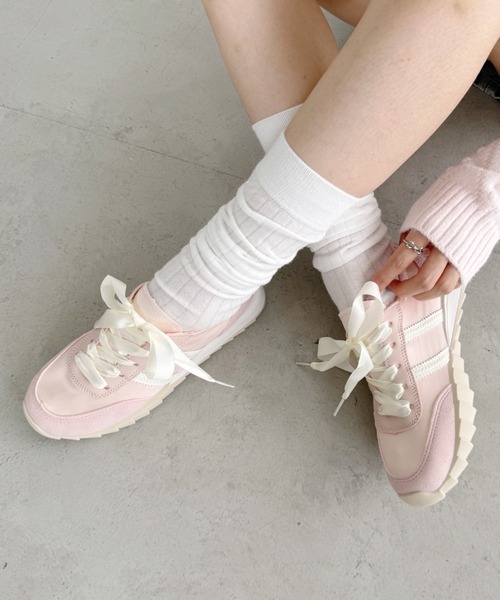 Loueme(ルエム)の「サイドラインサテンリボンスニーカー(スニーカー・レディース・アイボリー/シルバー/ピンク・23.5cm/24.5cm)」の15枚目の写真
