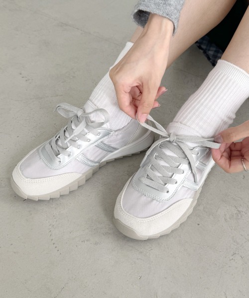 Loueme(ルエム)の「サイドラインサテンリボンスニーカー(スニーカー・レディース・アイボリー/シルバー/ピンク・23.5cm/24.5cm)」の22枚目の写真