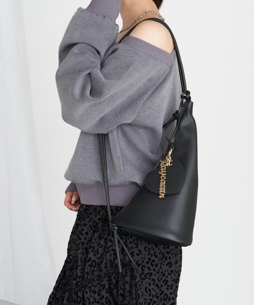 RAY CASSIN(レイカズン)の「【500mlのペットボトルが入る】チャーム付トライアングルナップサック(バックパック/リュック・レディース・ブラック/グレー・FREE)」の4枚目の写真