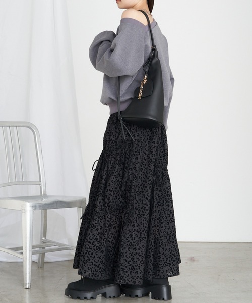 RAY CASSIN(レイカズン)の「【500mlのペットボトルが入る】チャーム付トライアングルナップサック(バックパック/リュック・レディース・ブラック/グレー・FREE)」の6枚目の写真