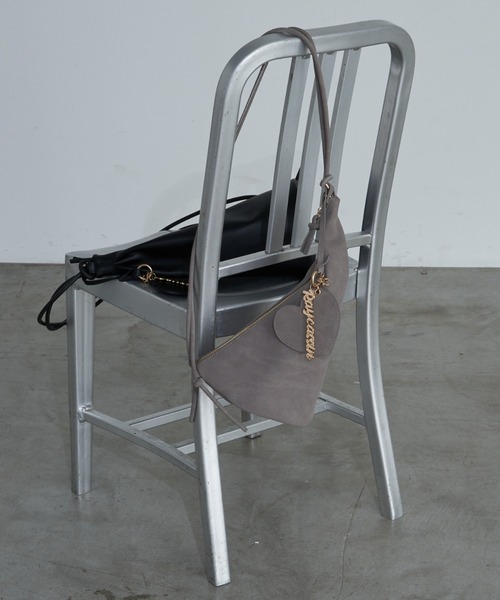 RAY CASSIN(レイカズン)の「【500mlのペットボトルが入る】チャーム付トライアングルナップサック(バックパック/リュック・レディース・ブラック/グレー・FREE)」の3枚目の写真