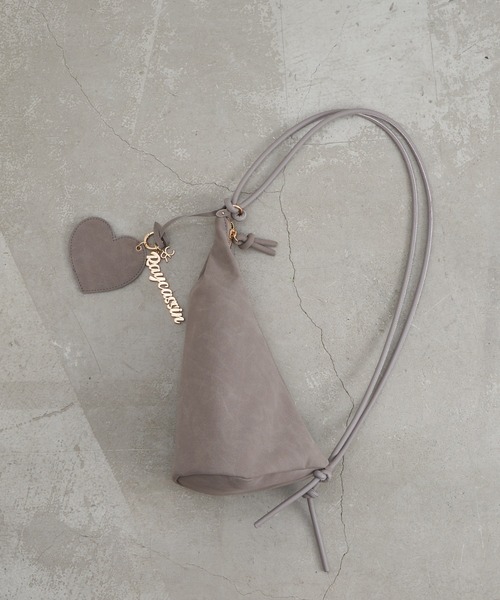 RAY CASSIN(レイカズン)の「【500mlのペットボトルが入る】チャーム付トライアングルナップサック(バックパック/リュック・レディース・ブラック/グレー・FREE)」の9枚目の写真