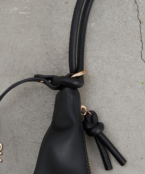 RAY CASSIN(レイカズン)の「【500mlのペットボトルが入る】チャーム付トライアングルナップサック(バックパック/リュック・レディース・ブラック/グレー・FREE)」の12枚目の写真