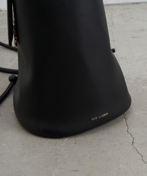 RAY CASSIN(レイカズン)の「【500mlのペットボトルが入る】チャーム付トライアングルナップサック(バックパック/リュック・レディース・ブラック/グレー・FREE)」の14枚目の写真