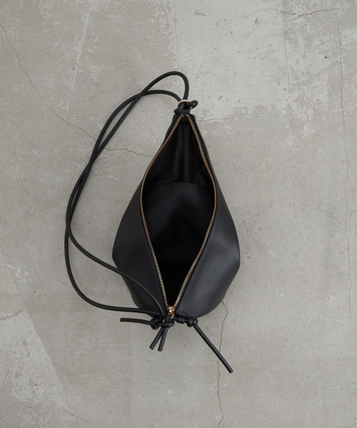 RAY CASSIN(レイカズン)の「【500mlのペットボトルが入る】チャーム付トライアングルナップサック(バックパック/リュック・レディース・ブラック/グレー・FREE)」の18枚目の写真