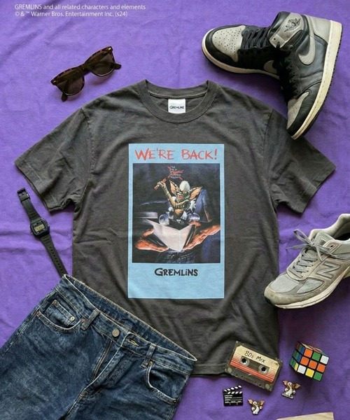minius(ミニウス)の「『グレムリン/GREMLINS』"""WE'RE BACK!"" T-Shirt" 半袖プリントTシャツ ビックシルエット ピグメント加工 ヴィンテージライク(Tシャツ/カットソー・メンズ・チャコール/ホワイト・X-LARGE/LARGE/MEDIUM)」の1枚目の写真