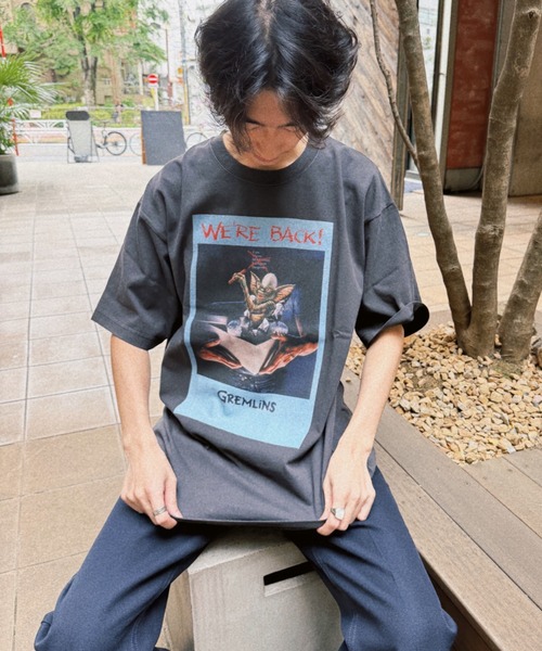minius(ミニウス)の「『グレムリン/GREMLINS』"""WE'RE BACK!"" T-Shirt" 半袖プリントTシャツ ビックシルエット ピグメント加工 ヴィンテージライク(Tシャツ/カットソー・メンズ・チャコール/ホワイト・X-LARGE/LARGE/MEDIUM)」の7枚目の写真