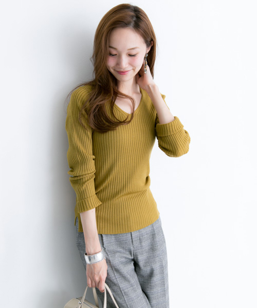 URBAN RESEARCH（アーバンリサーチ）の「UR ワイドリブVネックプルオーバー（ニット/セーター・レディース・レッド/カーキ/ネイビー/オフホワイト・FREE）」の3枚目の写真