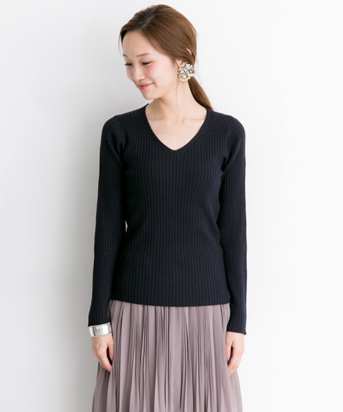 URBAN RESEARCH（アーバンリサーチ）の「UR ワイドリブVネックプルオーバー（ニット/セーター・レディース・レッド/カーキ/ネイビー/オフホワイト・FREE）」の14枚目の写真