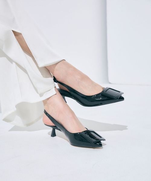 ALUNE(アルネ)の「バックル付きバックベルトパンプス(パンプス・レディース・レッド/シルバー/ブラック/ライトベージュ・24cm/23.5cm/22.5cm/23cm/24.5cm)」の1枚目の写真