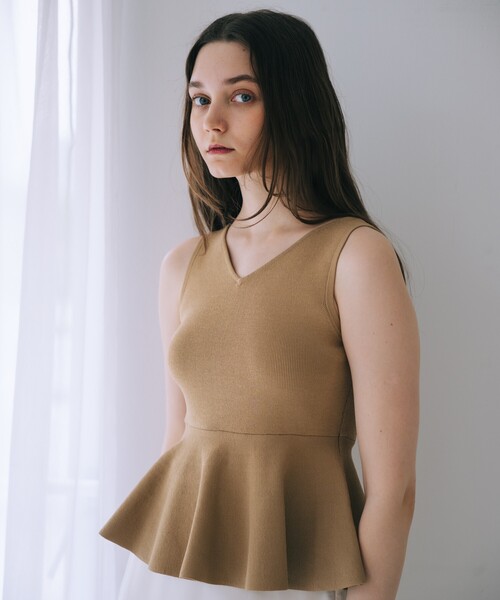 SELFIST(セルフィスト)の「【VOCE掲載】ペプラムノースリーブニット 夏服 サマーニット きれいめ(タンクトップ・レディース・ベージュ/ブラック/オフホワイト・フリー)」の13枚目の写真