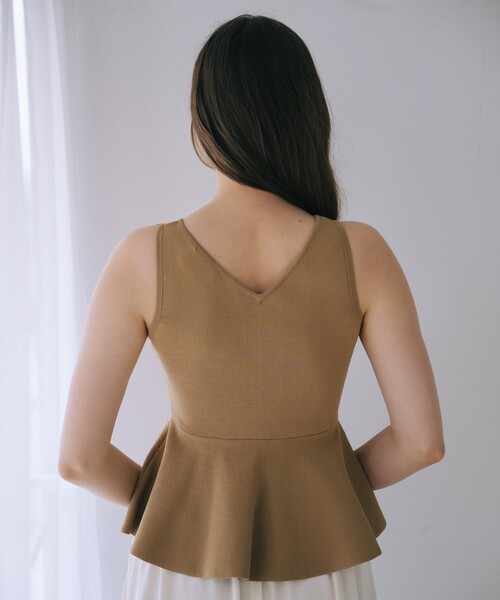 SELFIST(セルフィスト)の「【VOCE掲載】ペプラムノースリーブニット 夏服 サマーニット きれいめ(タンクトップ・レディース・ベージュ/ブラック/オフホワイト・フリー)」の12枚目の写真
