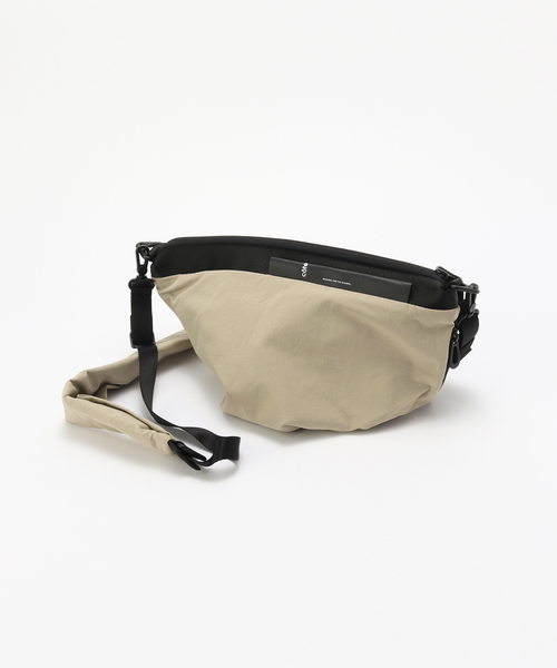 Cote&Ciel(コートエシエル)の「COTE&CIEL Orne Komatsu Beige(ボディバッグ/ウエストポーチ・メンズ・ベージュ・FREE)」の1枚目の写真
