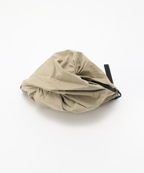 Cote&Ciel(コートエシエル)の「COTE&CIEL Orne Komatsu Beige(ボディバッグ/ウエストポーチ・メンズ・ベージュ・FREE)」の4枚目の写真