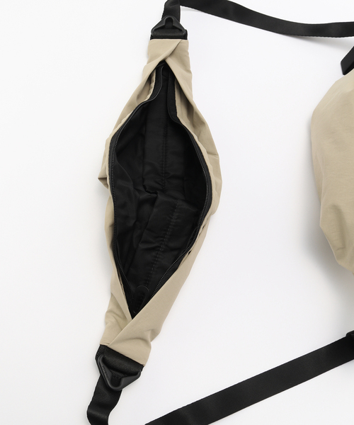 Cote&Ciel(コートエシエル)の「COTE&CIEL Orne Komatsu Beige(ボディバッグ/ウエストポーチ・メンズ・ベージュ・FREE)」の5枚目の写真