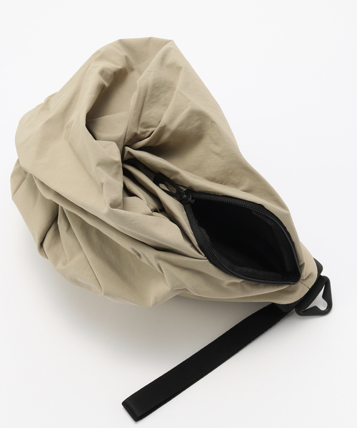 Cote&Ciel(コートエシエル)の「COTE&CIEL Orne Komatsu Beige(ボディバッグ/ウエストポーチ・メンズ・ベージュ・FREE)」の7枚目の写真