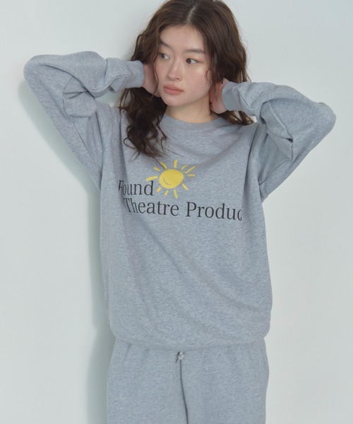 THEATRE PRODUCTS(シアタープロダクツ)の「SMILING SUNスウェットプルオーバー(スウェット・レディース・ネイビー/グレー・FREE)」の3枚目の写真