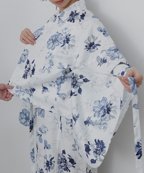 Neina（ネイナ）の「【浴衣】花柄ワンピース浴衣セット（上衣＋ワンピース＋へこ帯＋下駄）〔Neina〕（浴衣・レディース・ネイビー系/ブルー系/イエロー系・FREE）」の6枚目の写真