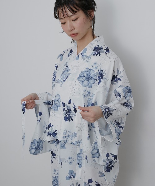 Neina（ネイナ）の「【浴衣】花柄ワンピース浴衣セット（上衣＋ワンピース＋へこ帯＋下駄）〔Neina〕（浴衣・レディース・ネイビー系/ブルー系/イエロー系・FREE）」の8枚目の写真