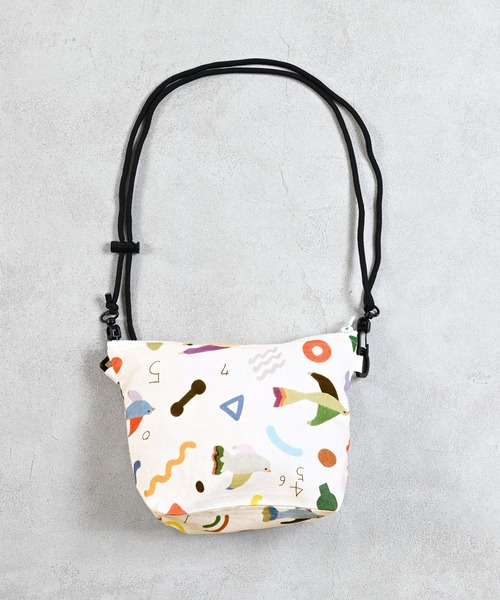 MARKEY'S（マーキーズ）の「Subikiawa/別注 サコッシュ（ショルダーバッグ・キッズ・マルチ/オフホワイト・FREE）」の3枚目の写真