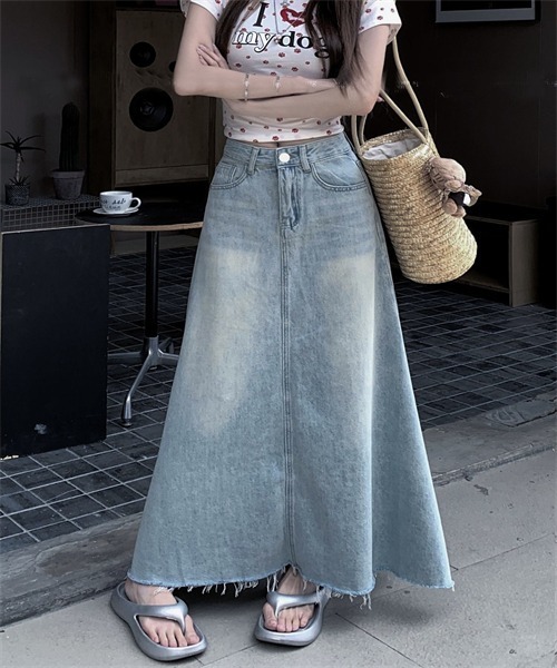 FREE STYLISTS(フリー スタイリスト)の「裾フリンジロングデニムスカート(デニムスカート・レディース・ライトブルー・M/L/XL/XXL/S)」の4枚目の写真