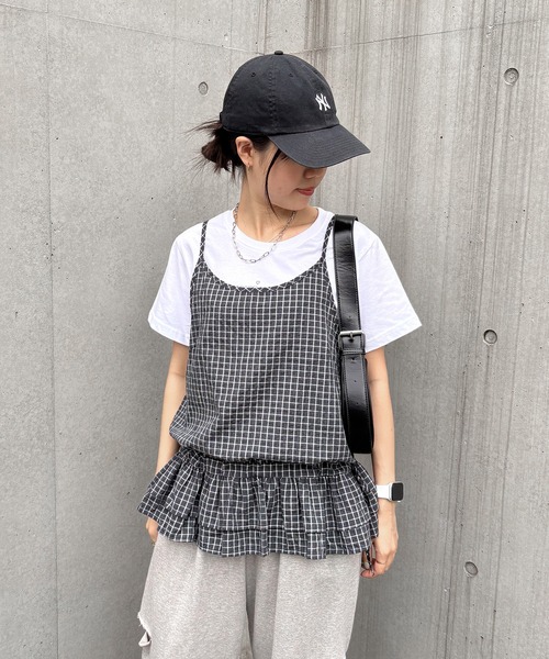 ISOOK（アイスー）の「【ISOOK / アイスー】ウエストリボンチェックフリルキャミソール / ビスチェ タンクトップ ノースリーブ レイヤード 重ね着 チュニック丈 ホワイト ネイビー 白 紺 ZOZOTOWN限定（キャミソール・レディース・ネイビー/ホワイト・FREE）」の2枚目の写真