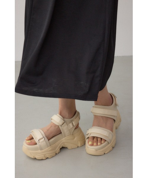 AZUL by moussy（アズールバイマウジー）の「ラインストーンスニーカーソールサンダル（サンダル・レディース・ブラック/ライトベージュ・SMALL/MEDIUM/LARGE）」の15枚目の写真