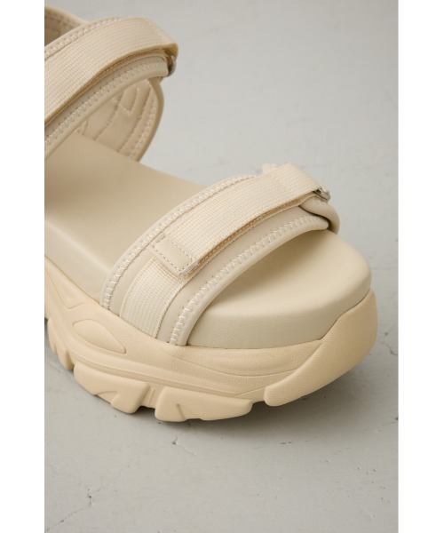 AZUL by moussy（アズールバイマウジー）の「ラインストーンスニーカーソールサンダル（サンダル・レディース・ブラック/ライトベージュ・SMALL/MEDIUM/LARGE）」の8枚目の写真