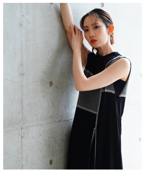 Sawa a la mode(サワアラモード)の「麻タッチスリットニットワンピース(ワンピース・レディース・ブラック/ベージュ・FREE)」の14枚目の写真