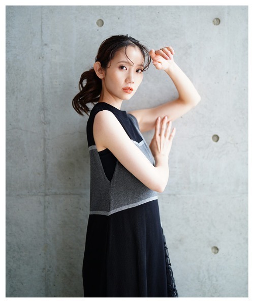 Sawa a la mode(サワアラモード)の「麻タッチスリットニットワンピース(ワンピース・レディース・ブラック/ベージュ・FREE)」の18枚目の写真