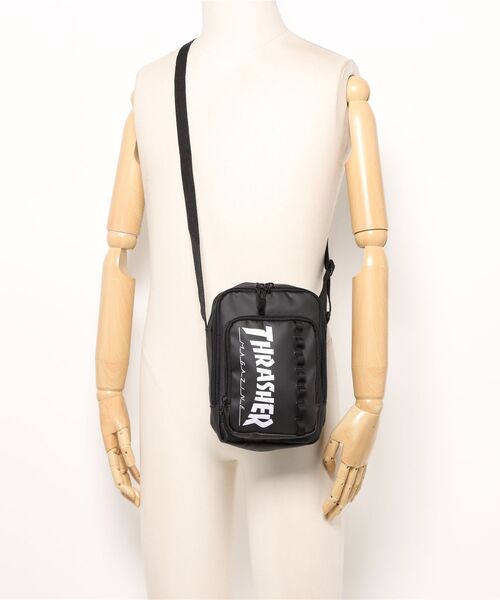 THRASHER（スラッシャー）の「THRASHER タテ型ミニショルダー 斜め掛けショルダーバッグ(ST)（ショルダーバッグ・メンズ・ブラック/ホワイト・FREE）」の4枚目の写真