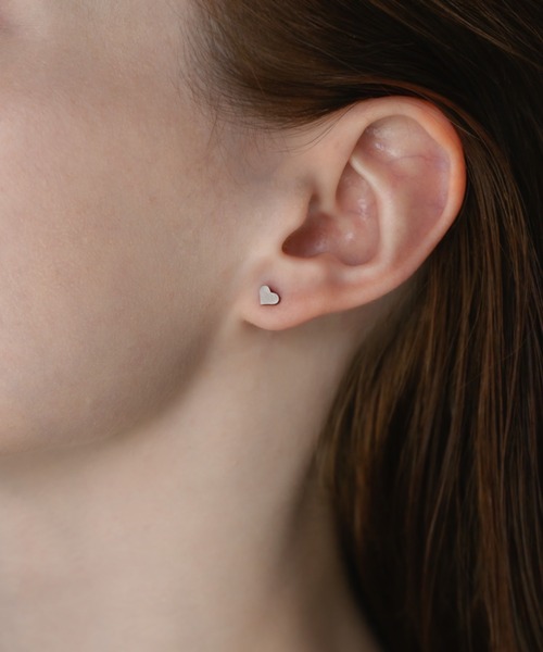 muku(ムク)の「PIERCE/MAT MINI HEART(ピアス(両耳用)・レディース・シルバー/ゴールド・FREE)」の1枚目の写真