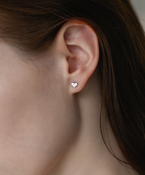 muku(ムク)の「PIERCE/MAT MINI HEART(ピアス(両耳用)・レディース・シルバー/ゴールド・FREE)」の3枚目の写真