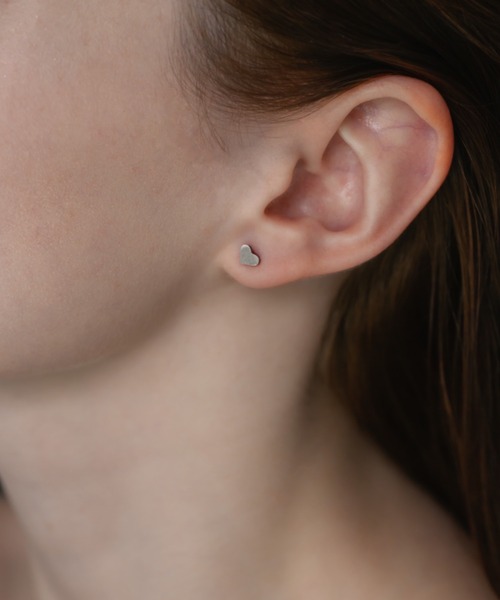muku(ムク)の「PIERCE/MAT MINI HEART(ピアス(両耳用)・レディース・シルバー/ゴールド・FREE)」の5枚目の写真