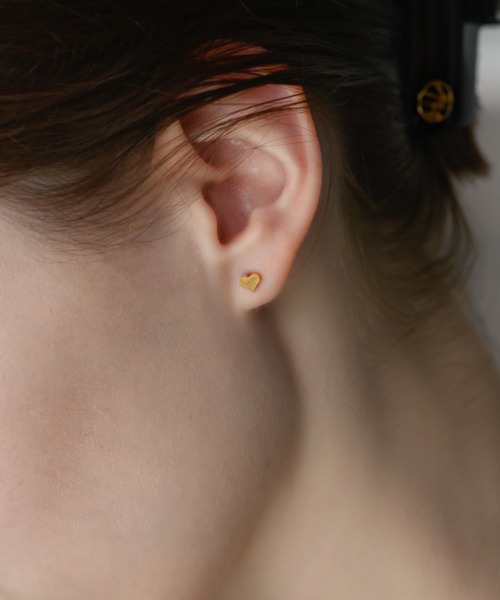 muku(ムク)の「PIERCE/MAT MINI HEART(ピアス(両耳用)・レディース・シルバー/ゴールド・FREE)」の6枚目の写真