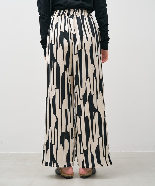 MICA&DEAL(マイカ&ディール)の「サテンプリントイージーパンツ(その他パンツ・レディース・アイボリー/ブラウン/ブルー・FREE)」の11枚目の写真