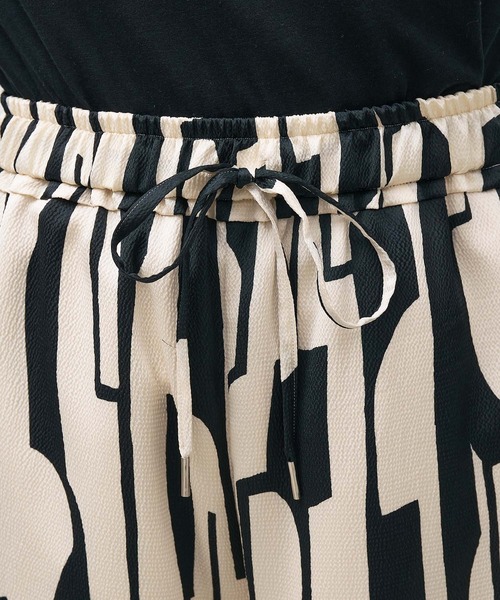 MICA&DEAL(マイカ&ディール)の「サテンプリントイージーパンツ(その他パンツ・レディース・アイボリー/ブラウン/ブルー・FREE)」の12枚目の写真