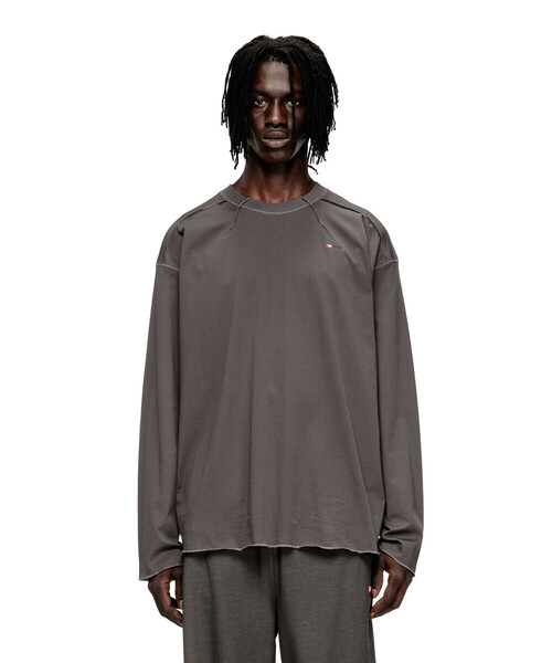 DIESEL(ディーゼル)の「メンズ 長袖Tシャツ T-CRAHOR-BOXT-LS-T1(Tシャツ/カットソー・メンズ・オフホワイト/グレー/ブラック・MEDIUM/LARGE/X-LARGE/X-SMALL/SMALL/XX-LARGE/XXX-LARGE)」の3枚目の写真