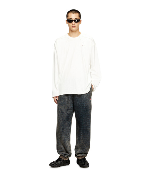 DIESEL(ディーゼル)の「メンズ 長袖Tシャツ T-CRAHOR-BOXT-LS-T1(Tシャツ/カットソー・メンズ・オフホワイト/グレー/ブラック・MEDIUM/LARGE/X-LARGE/X-SMALL/SMALL/XX-LARGE/XXX-LARGE)」の5枚目の写真