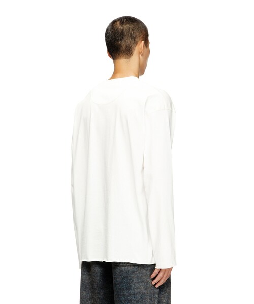 DIESEL(ディーゼル)の「メンズ 長袖Tシャツ T-CRAHOR-BOXT-LS-T1(Tシャツ/カットソー・メンズ・オフホワイト/グレー/ブラック・MEDIUM/LARGE/X-LARGE/X-SMALL/SMALL/XX-LARGE/XXX-LARGE)」の4枚目の写真