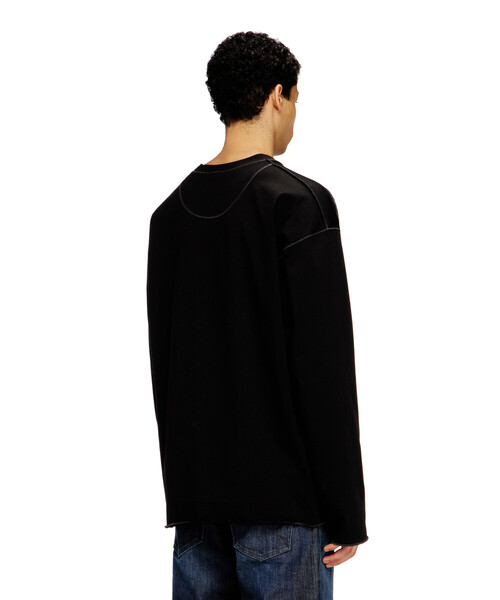 DIESEL(ディーゼル)の「メンズ 長袖Tシャツ T-CRAHOR-BOXT-LS-T1(Tシャツ/カットソー・メンズ・オフホワイト/グレー/ブラック・MEDIUM/LARGE/X-LARGE/X-SMALL/SMALL/XX-LARGE/XXX-LARGE)」の8枚目の写真