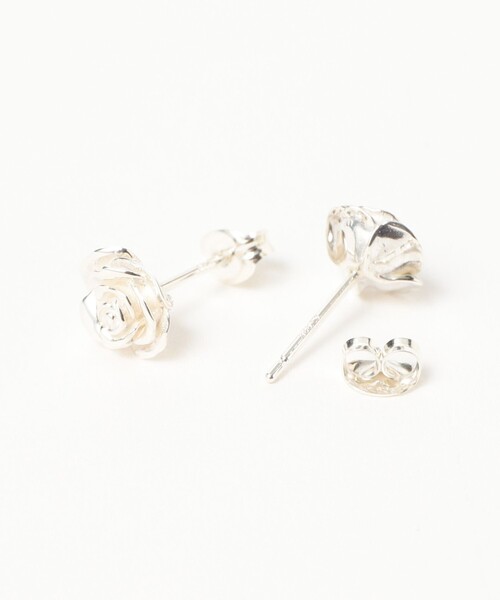 Ray BEAMS(レイビームス)の「シルバー ローズ ピアス(ピアス(両耳用)・レディース・シルバー・ONE SIZE)」の2枚目の写真