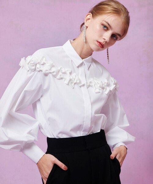 LOULOU WILLOUGHBY（ルルウィルビー）の「【LOULOU WILLOUGHBY】メニーリボンパフスリーブシャツ（シャツ/ブラウス・レディース・オフホワイト/ネイビー・2）」の2枚目の写真