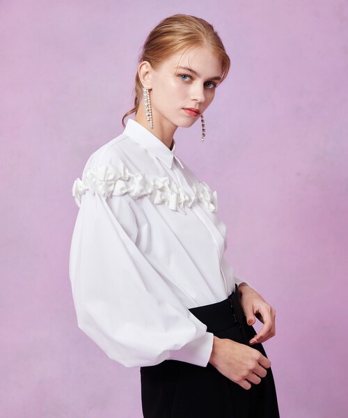 LOULOU WILLOUGHBY（ルルウィルビー）の「【LOULOU WILLOUGHBY】メニーリボンパフスリーブシャツ（シャツ/ブラウス・レディース・オフホワイト/ネイビー・2）」の3枚目の写真
