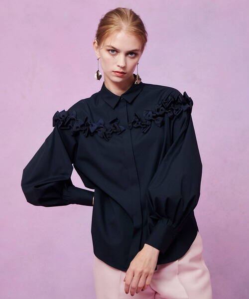 LOULOU WILLOUGHBY（ルルウィルビー）の「【LOULOU WILLOUGHBY】メニーリボンパフスリーブシャツ（シャツ/ブラウス・レディース・オフホワイト/ネイビー・2）」の12枚目の写真