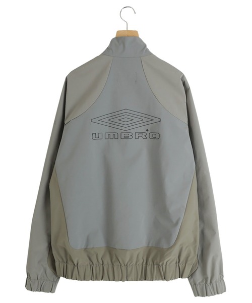 MAGIC STICK（マジックスティック）の「MAGIC STICK / マジックスティック：TONAL TECH JKT by UMBRO：25SS-MS3-019[WAX]（ブルゾン・メンズ・グレー系その他・L/XL）」の2枚目の写真