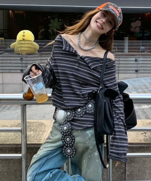 MAISON DE THERESE(メゾン ド テレーズ)の「オフショルダーボーダー柄長袖Tシャツ ロン T(Tシャツ/カットソー・レディース・グレー/ベージュ・L)」の2枚目の写真