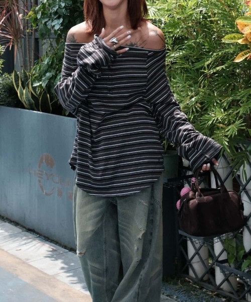 MAISON DE THERESE(メゾン ド テレーズ)の「オフショルダーボーダー柄長袖Tシャツ ロン T(Tシャツ/カットソー・レディース・グレー/ベージュ・L)」の5枚目の写真